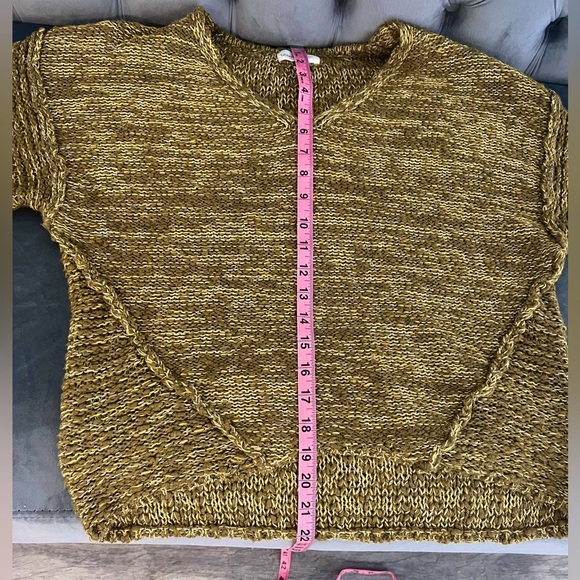 Universal Thread Women’s Olive V-Neck Sweater. - Picture 7 of 7